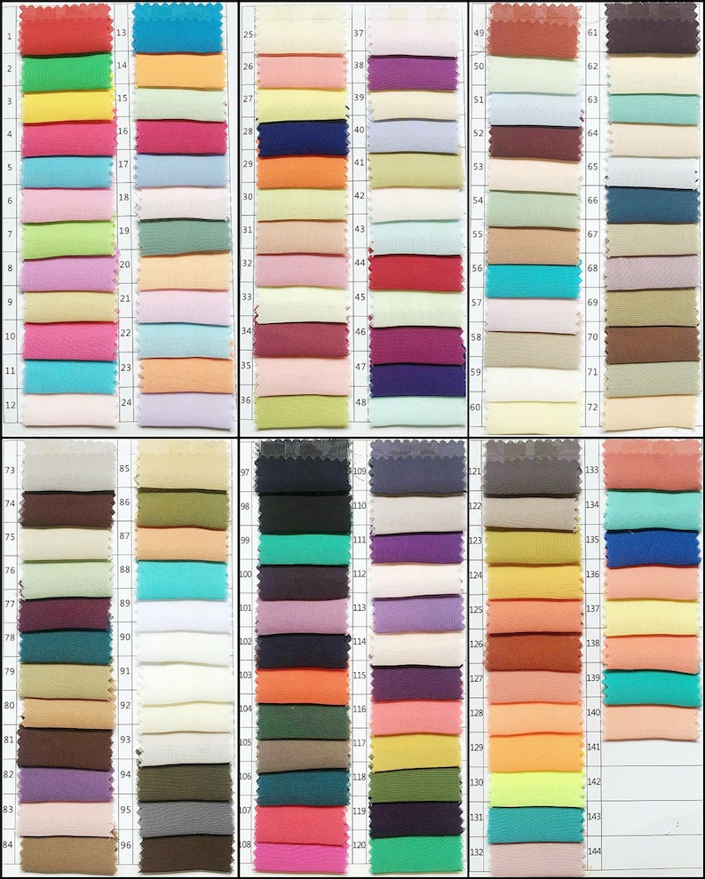 Op de afbeelding: Een kleurenkaart met 144 stofstalen. De stalen zijn gerangschikt in rijen en kolommen, en elk staal is genummerd. De stalen zijn in verschillende kleuren, waaronder rood, blauw, groen, geel, oranje, paars, roze, bruin, zwart, wit en grijs.