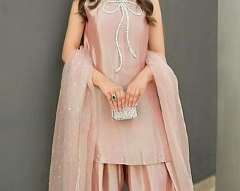 Pakistansk farshi siden tvådelad Shalwar Kameez med organza dupatta och elegant rosettringning