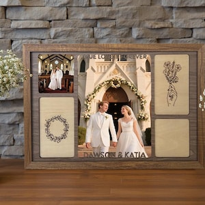 Może przedstawiać: Drewniana ramka na zdjęcia z kilkoma zdjęciami o rustykalnym wykończeniu. Posiada miejsca na zdjęcia i dekoracyjne drewniane wycięcia. Ramka zawiera tekst "TRUE LOVE FOREVER" oraz imiona "DAWSON & KATIA". Ramka jest wyświetlana na drewnianej powierzchni.