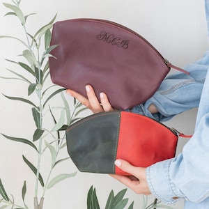 Personalized leather makeup bag, Custom makeup pouch, Toiletry bag leather, Travel cosmetic bag with zipper closure, Travel makeup organizer
