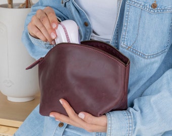 Womens leather toiletry bag, Custom leather makeup bag, Handmade cosmetics pouch, Makeup bag with name, Travel makeup case bag, Makeup pouch