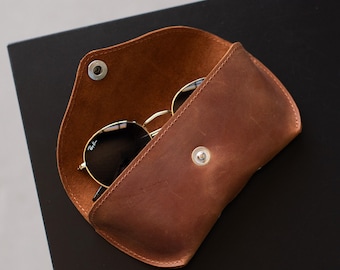 Monogramed travel glasses case, Custom leather sunglasses case, Handmade leather glasses pouch, Personalized glasses sleeve, Eyeglasses case