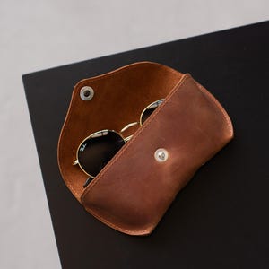 Custodia per occhiali in pelle personalizzata, Porta occhiali in pelle, Custodia per occhiali da sole personalizzata, Custodia per occhiali con bottone automatico, Custodia protettiva per occhiali