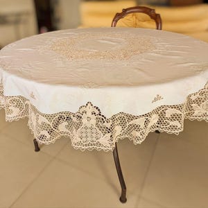Elegante Vintage Italienische Leinen Tischdecke mit Burano Spitze und Satin Stich Stickerei - Hell Beige