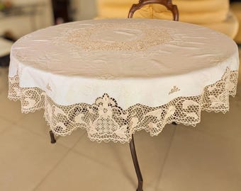 Mantel de lino italiano vintage: encaje Burano, bordado con puntada satinada.