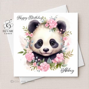 Jolie carte d'anniversaire de dessin animé d'ours panda. Personnalisé, bébé, tout-petit, enfants, elle lui. Fille, fils, petite-fille. Carte carrée luxe 6 x 6-8 x 8 po.