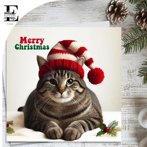 Chat tigré brun portant un chapeau de Noël, une carte de Noël amusante pour tous les amoureux des chats. Pour tous les âges, choisissez de personnaliser l'achat en gros 6 x 6 8 x 8,6 5 x 5.