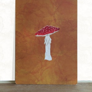 Tarjeta de felicitación con hongo amanita muscaria: postal con ilustración botánica hecha a mano