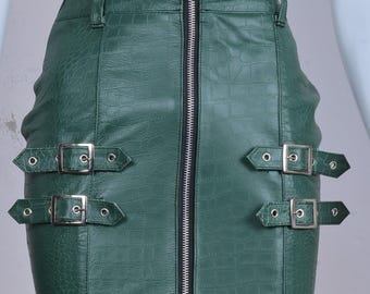 Groene leren krokodillenrok met reliëf en hoge taille, ritssluiting en verstelbare gesp aan de voorkant
