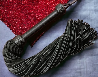 Handgemaakte zwarte suède leren flogger: gevlochten handvat, zwaar uitgevoerd