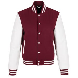 Könnte beinhalten: Eine weinrote und weiße Collegejacke. Die Jacke hat einen weinroten Körper mit weißen Ärmeln. Weiße Streifen befinden sich am Kragen, an den Manschetten und am Saum. Sie hat eine Knopfleiste und einen klassischen College-Stil.