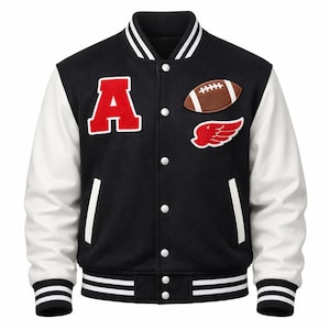 Puede incluir: Chaqueta universitaria negra con mangas blancas. Presenta un gran parche rojo con la letra "A", un parche de fútbol americano marrón y un parche de ala roja. Cuello, puños y dobladillo acanalados con rayas blancas. Se abrocha con botones a presión blancos.
