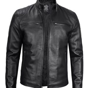 Op de afbeelding: Zwarte leren jas met een opstaande kraag en een ritssluiting. De jas heeft twee borstzakken met ritssluiting en gewatteerde schouderdetails. De binnenvoering is zwart. Klassieke stijl.