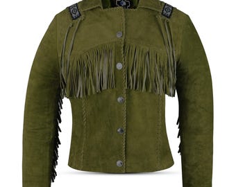 Op de afbeelding: Olijfgroene suède jas met franjes op de borst en mouwen. De jas heeft decoratieve stiksels en zilverkleurige knopen. De schouders hebben geborduurde accenten. Een stijlvol western-geïnspireerd bovenkledingstuk.