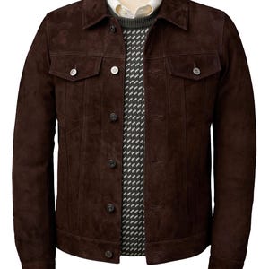 Op de afbeelding: Een bruin su&egrave;de jack met een knoopsluiting en twee klepzakken. Het jack heeft een klassieke denim-stijl.