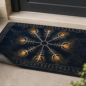 Puede incluir: Un felpudo rectangular con un fondo de textura de piedra agrietada en azul oscuro y un símbolo Vegvisir central. El símbolo está rodeado por acentos de luz naranja brillante y un borde que contiene caracteres rúnicos en gris claro.