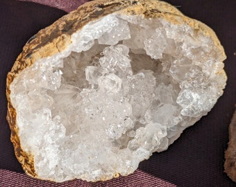 Natuurlijke kristalgeode, rotsgeode, geodekristal, bergkristal, stenen en mineralen voor thuiszuivering