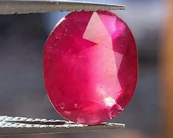 Oval ruby / faceted ruby / corundum ruby / Brazilian ruby / 8.05 carats / certificate of authenticity / secure shipping