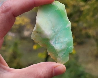 Raw chrysoprase crystals for cabochon cutting, lithotherapy, collecting and decoration. Stones, crystals and minerals.