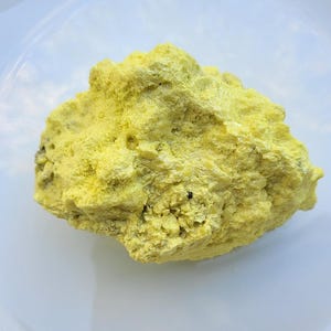 Cristaux de soufre naturel, pierre volcanique provenant du volcan Kawah Ijen en Indonésie. Minéraux pour lithothérapie et collection