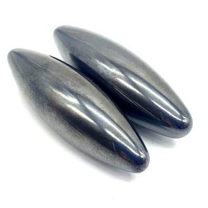 Puede incluir: Dos imanes de color plateado en forma de bala. Los imanes son lisos y brillantes.