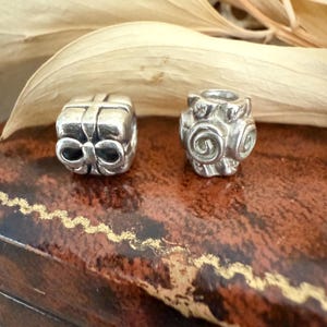 Selectie vintage gepensioneerde Pandora-bedels.