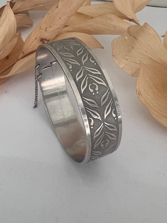 A Vintage Solid Sterling Silver Cuff Bangle. 7 In… - image 1