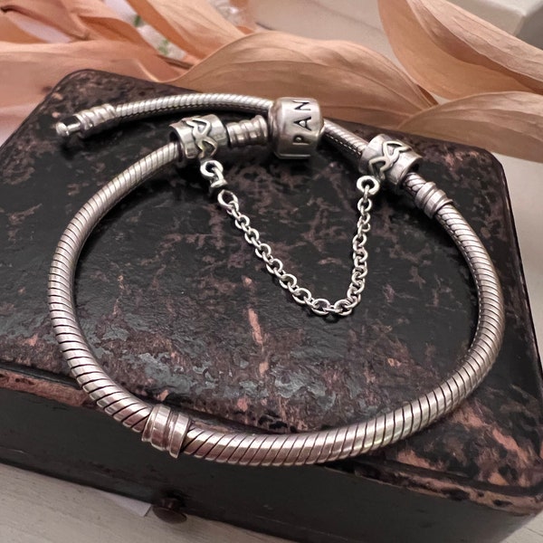 Un ancien bracelet chaîne serpent en argent sterling avec chaîne de sécurité en forme de cœur. 8 pouces.