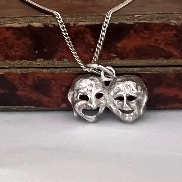 Pendentif masque de théâtre et chaîne gourmette en argent sterling. Comédie Tragédie. 16 pouces