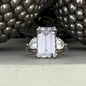素晴らしいダイアモニーク キュービックジルコニア エメラルドカット ラベンダー ジェムストーン ステートメント リング。