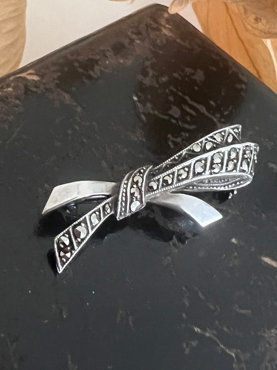 Broche Ancienne En Argent 800 - Forme Nœud Avec Marcassites - Bon état D'usage