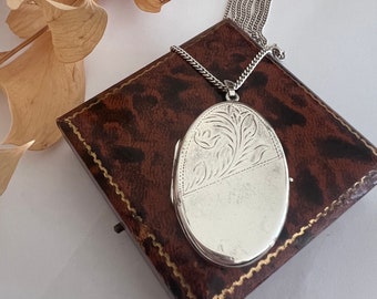 A Vintage Sterling Silver Large Oval Locket and Curb Chain. 1991