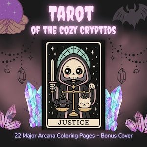 Może przedstawiać: Ilustracja karty tarota z tekstem "Tarot of the Cozy Cryptids". Karta przedstawia kreskówkową postać Grim Reapera trzymającego miecz i wagę z nietoperzem i kotem. Karta jest oznaczona jako "Sprawiedliwość" i zawiera tekst o kolorowankach.