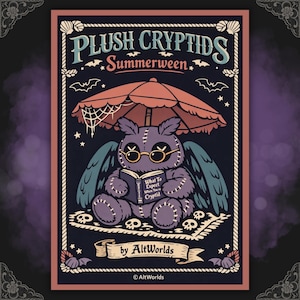 Może przedstawiać: Kapryśna ilustracja dla "Plush Cryptids Summerween" przedstawia fioletową pluszową kryptydę ze skrzydłami, czytającą pod parasolem. Projekt zawiera nietoperze, czaszki i tekst "What To Expect When You're Cryptid."
