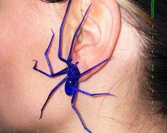 Araignée en plastique comme boucle d'oreille | Bleu saphir | 1 pièce