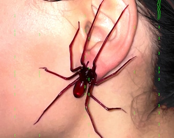 Plastik Spinne als Ohrring | Rubin Rot | rote realistische Hauswinkelspinne Ohrstecker | 1 Stk