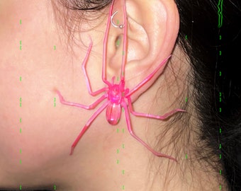 Araignée en plastique comme boucle d'oreille | Rose translucide | 1 pièce