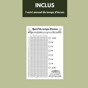 Op de afbeelding: Een zwart-wit schermtijdtracker met de tekst "INCLUS" en "1 suivi annuel de temps d'&eacute;cran". De tracker bevat een raster voor het bijhouden van de dagelijkse schermtijd, met labels voor maanden en tijdstappen.