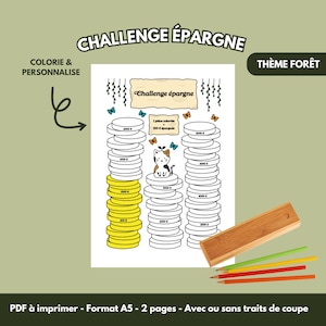 Peut inclure: Une feuille de défi d'épargne imprimable avec le texte "CHALLENGE ÉPARGNE" et "THÈME FORÊT". Le design présente des piles de pièces, une illustration de chat et le texte "1 pièce colorée 100 € épargnés". Comprend une trousse en bois et des crayons de couleur.