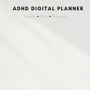 Peut inclure: Un planificateur numérique avec le texte "ADHD DIGITAL PLANNER" en gras, en noir. En dessous du titre, les mots "Simple • Calm • Focused" sont affichés dans une police plus petite et plus claire. Le fond est de couleur blanc cassé.