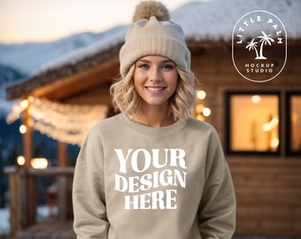 Sand Gildan 18000 Mockup | Damen Gildan Pullover | Sweatshirt Mockup | G180 Mockup | Weihnachts Mockup | Winter Lifestyle Mockup | Beige, Tan