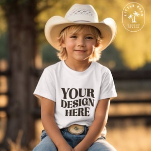 Camiseta infantil Bella Canvas 3001T branca maquete infantil camiseta maquete menino camiseta maquete infantil ocidental ao ar livre maquete infantil cowboy verão maquete
