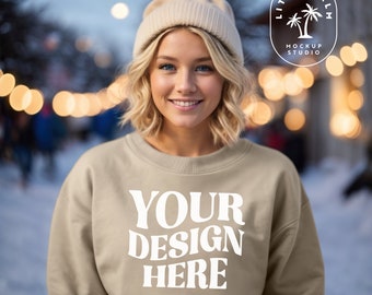 Sand Gildan 18000 Mockup | Damen Gildan Pullover | Sweatshirt Mockup | G180 Mockup | Weihnachts Mockup | Winter Mockup | Beige, Hellbraun | Lässig