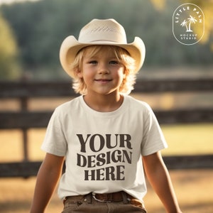 Camiseta infantil Bella Canvas 3001T natural maquete de camisa infantil maquete de meninos camiseta maquete infantil ocidental ao ar livre maquete de cowboy de verão