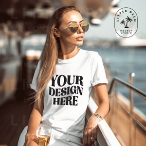 ホワイト | ベラ キャンバス 3001 モックアップ | 3001 Tシャツ モックアップ | 女性モデル | Tシャツ | ラグジュアリー ライフスタイル | ゴールド | モンテ カルロ | ヨット | シャンパン