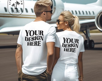 Maquete de costas de casais Gildan 64000 branco | Maquete de camiseta para casais | Maquete de camisa com vista traseira | Vibrações de luxo | Maquete de estilo de vida de casais | Viagem