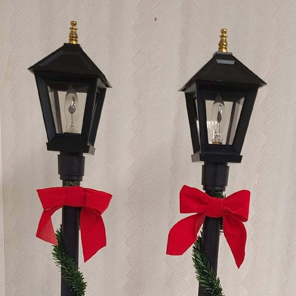 Byers Choice Lampost with red bow and garland NIB