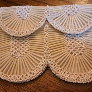 Cartera de noche vintage de cuentas blancas de los años 20
