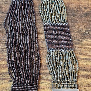 Flertrådiga armband med glaspärlor