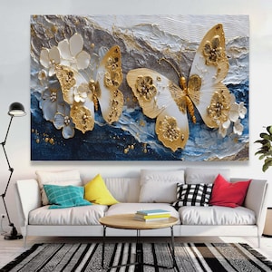 Elegante stampa su tela con farfalle dorate e bianche, motivo floreale stampato, sfondo astratto blu metallizzato e argento, arredamento di lusso per la casa